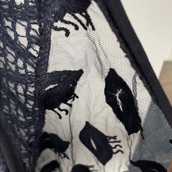 Elegant Navy Lace Sleeveless Top - Picture 4 of 8